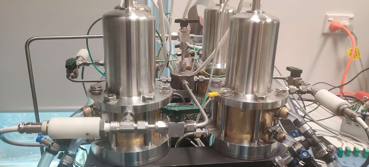 Heat-actuated Stirling refrigerator